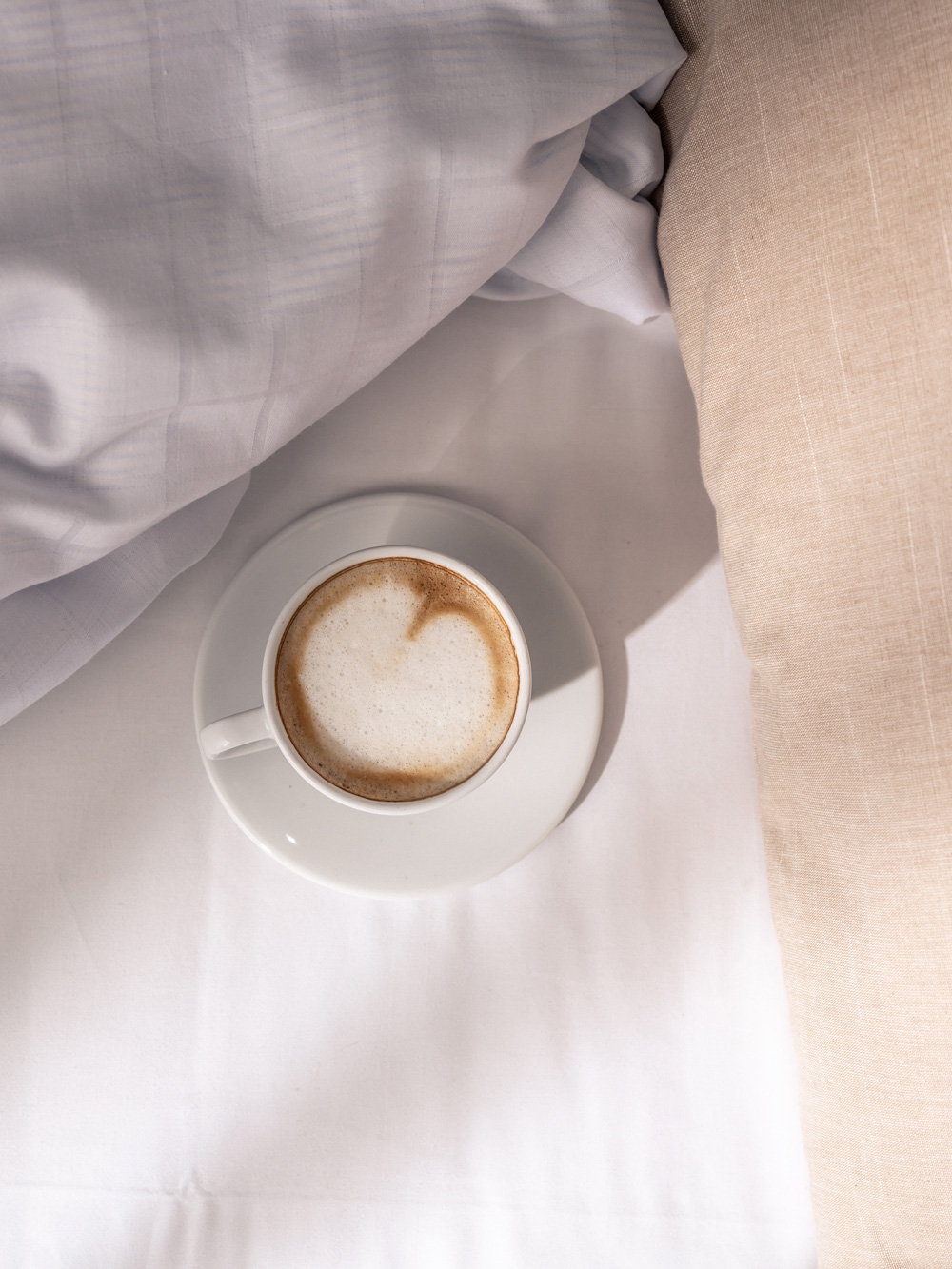 Kaffekopp i säng på Huskvarna stadshotell